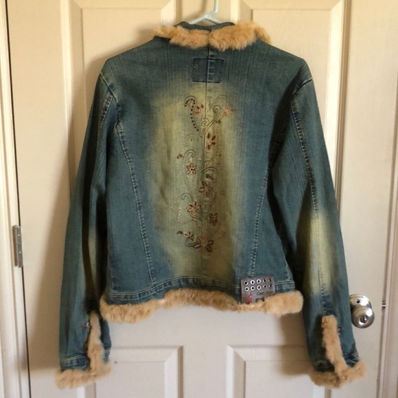 Gorgeous!  Fur trimmed jean jacket - Picture 4 of 8